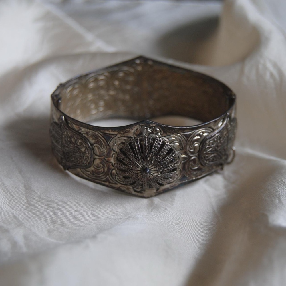 Elegant Silver Bracelet with Intricate Design - Picture 2 of 7